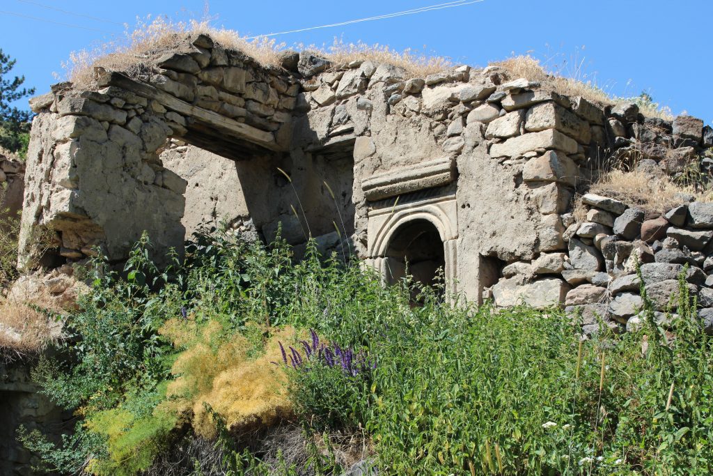 Destroyed 18th century house in Kamaris (Photo: Hovsep Daghdigian)