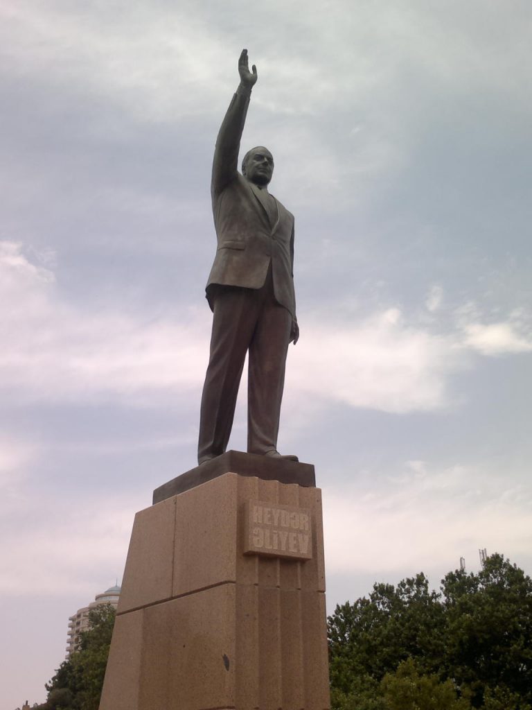 Памятник Гейдару Алиеву на площади Гейдара Алиева